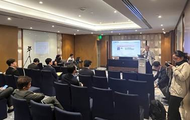 部屋に集まっている人たち

AI 生成コンテンツは誤りを含む可能性があります。
